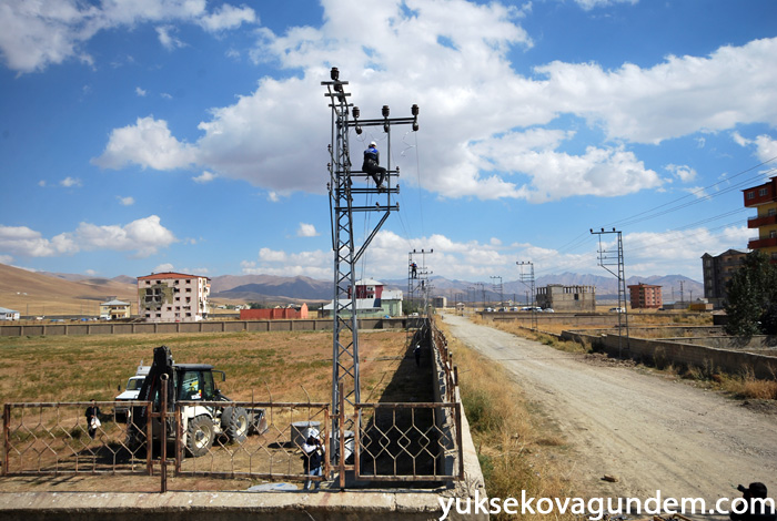 Yüksekova'da Hasar Gören Elektrik Şebekeleri Onarılıyor 33