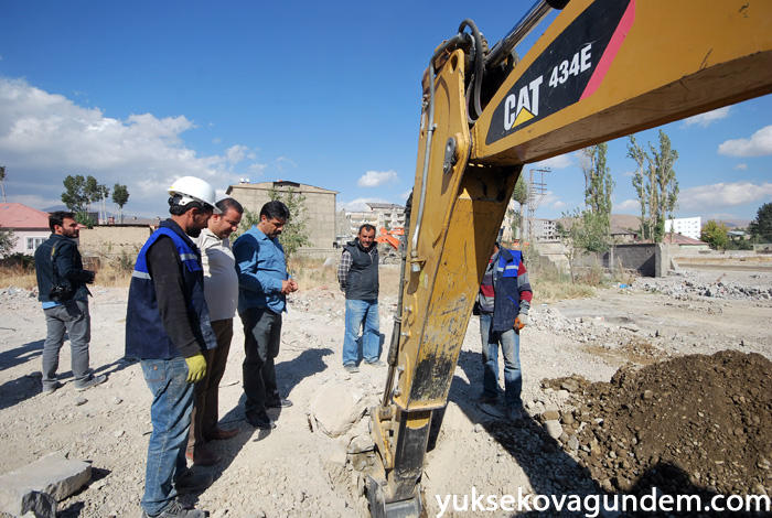 Yüksekova'da Hasar Gören Elektrik Şebekeleri Onarılıyor 34