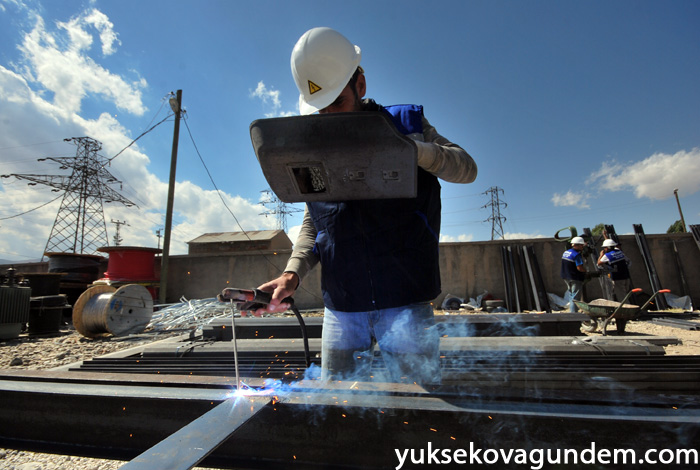 Yüksekova'da Hasar Gören Elektrik Şebekeleri Onarılıyor 35