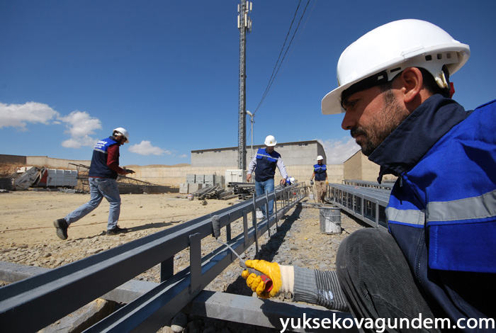 Yüksekova'da Hasar Gören Elektrik Şebekeleri Onarılıyor 37