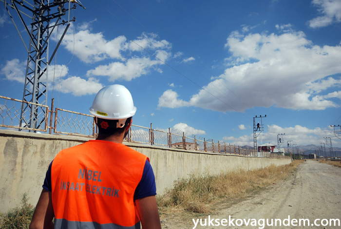 Yüksekova'da Hasar Gören Elektrik Şebekeleri Onarılıyor 40
