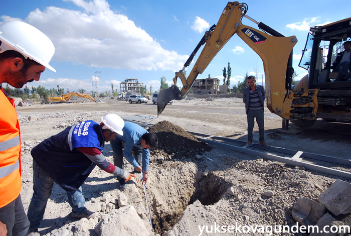 Yüksekova'da Hasar Gören Elektrik Şebekeleri Onarılıyor 41