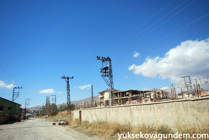 Yüksekova'da Hasar Gören Elektrik Şebekeleri Onarılıyor 42