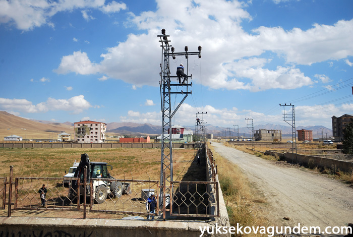 Yüksekova'da Hasar Gören Elektrik Şebekeleri Onarılıyor 43