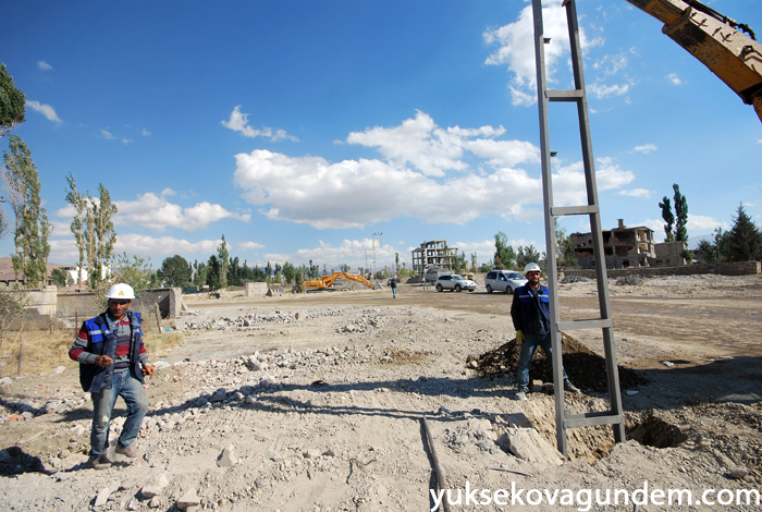 Yüksekova'da Hasar Gören Elektrik Şebekeleri Onarılıyor 44