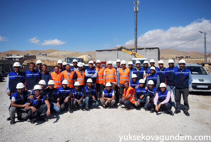 Yüksekova'da Hasar Gören Elektrik Şebekeleri Onarılıyor 45