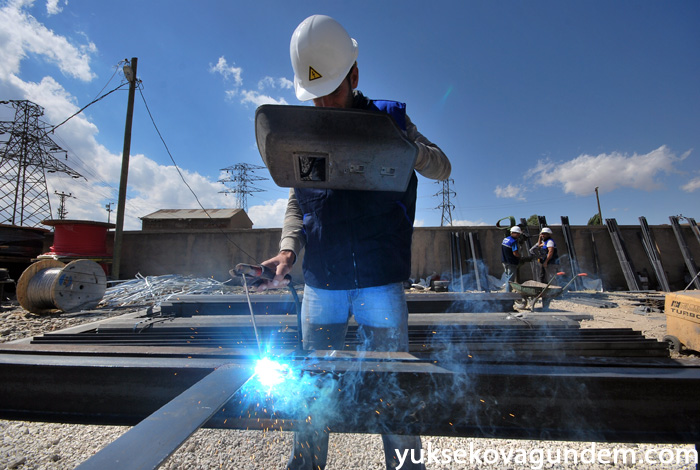 Yüksekova'da Hasar Gören Elektrik Şebekeleri Onarılıyor 46
