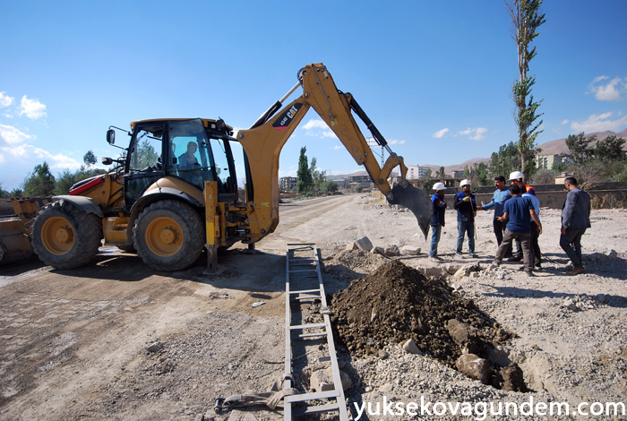 Yüksekova'da Hasar Gören Elektrik Şebekeleri Onarılıyor 47