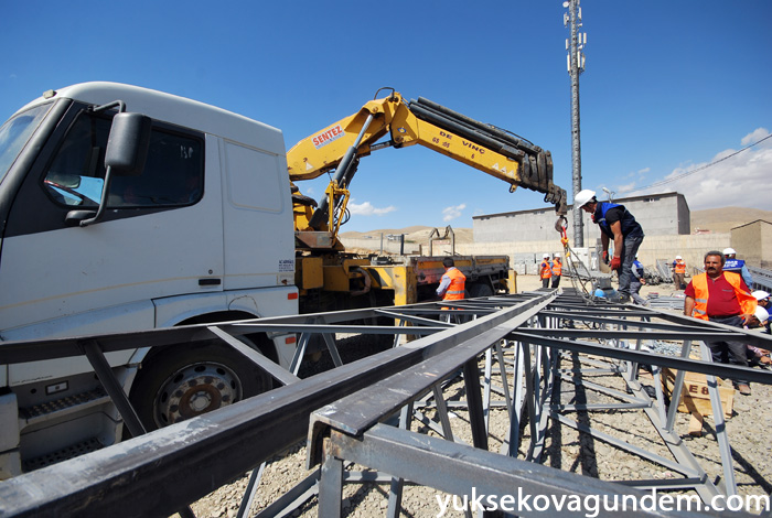 Yüksekova'da Hasar Gören Elektrik Şebekeleri Onarılıyor 49