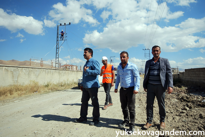 Yüksekova'da Hasar Gören Elektrik Şebekeleri Onarılıyor 5