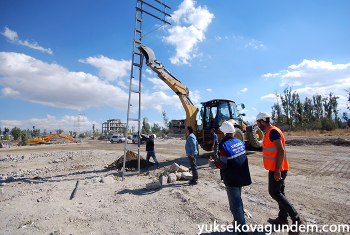 Yüksekova'da Hasar Gören Elektrik Şebekeleri Onarılıyor 51