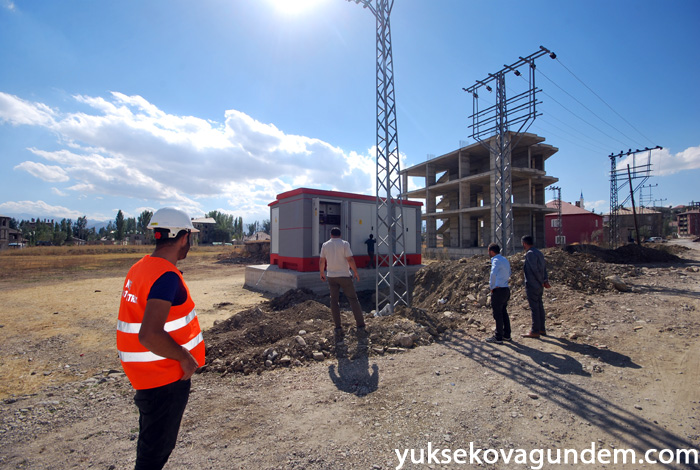 Yüksekova'da Hasar Gören Elektrik Şebekeleri Onarılıyor 9