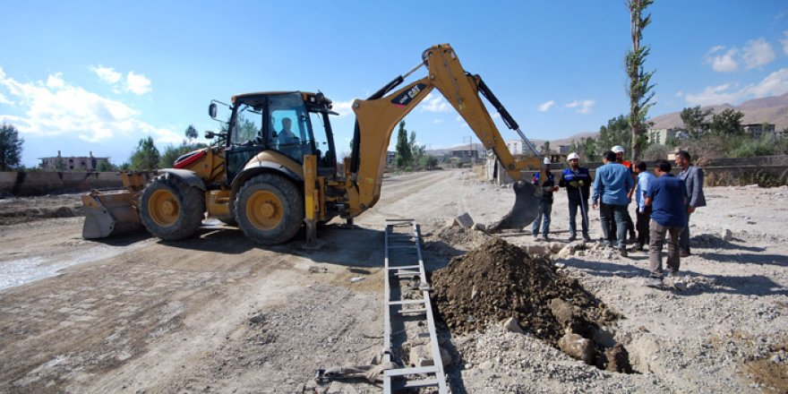 Yüksekova'da Hasar Gören Elektrik Şebekeleri Onarılıyor