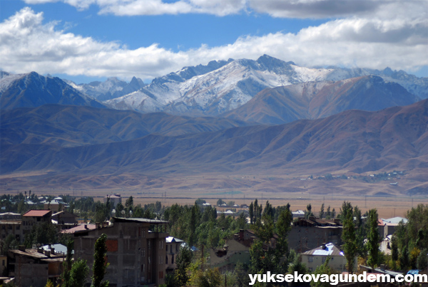 Yüksekova dağlarına yılın ilk karı yağdı 3