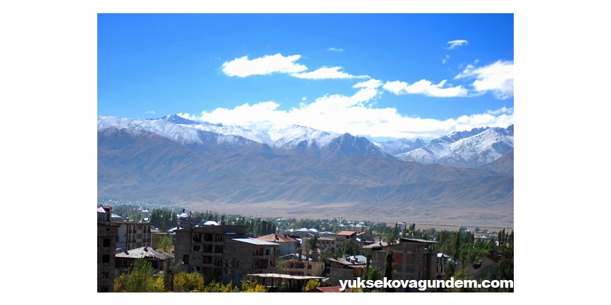 Yüksekova dağlarına yılın ilk karı yağdı