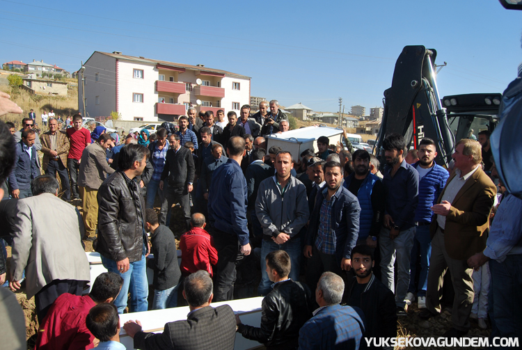 Yüksekova'da hayatını kaybedenler yan yana toprağa verildi 4