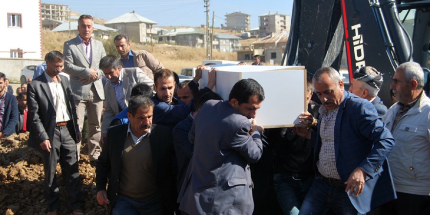 Yüksekova'da hayatını kaybedenler yan yana toprağa verildi