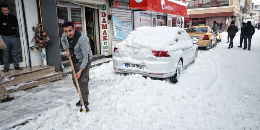Yüksekova kara gömüldü