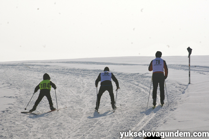 Yüksekova'da kayak yarışması düzenlendi 2