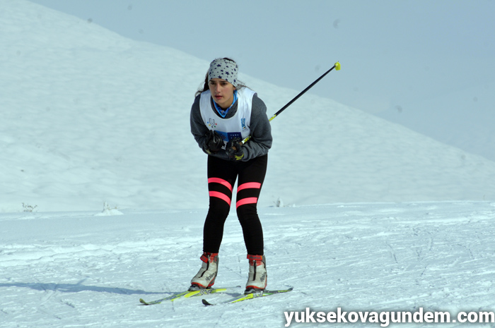 Yüksekova'da kayak yarışması düzenlendi 45