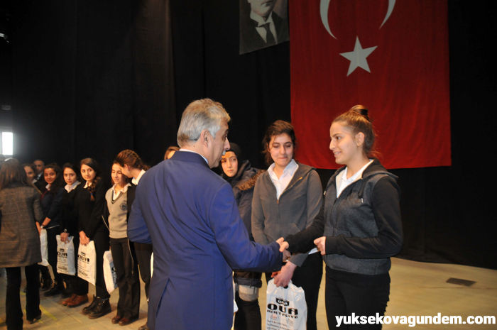 Yüksekova'da öğrencilere kitap yardımı yapıldı 24