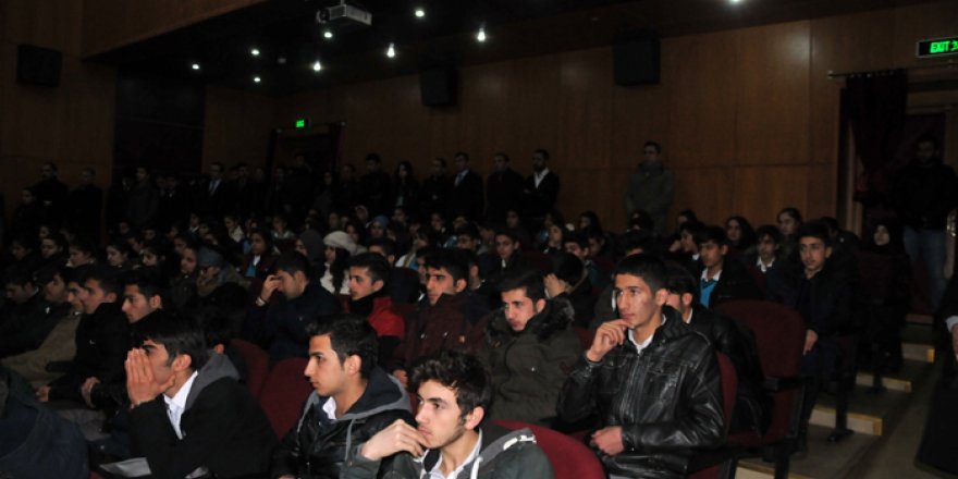 Yüksekova'da öğrencilere kitap yardımı yapıldı