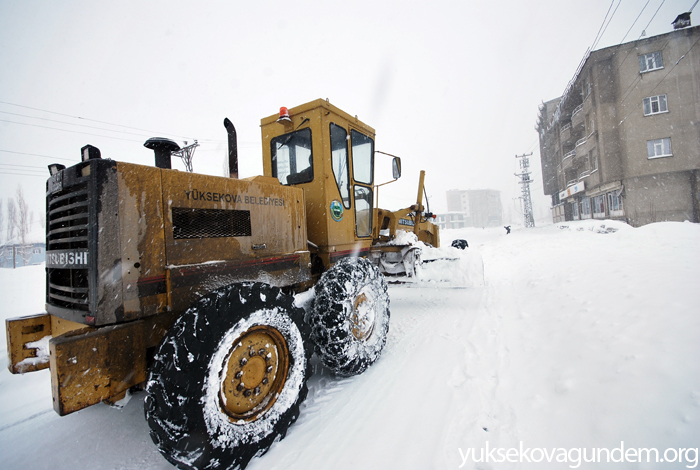 Yüksekova'da kar hayatı felç etti 12