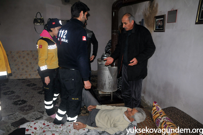 Yüksekova'da ekipler yaşlı adam için seferber oldu 10
