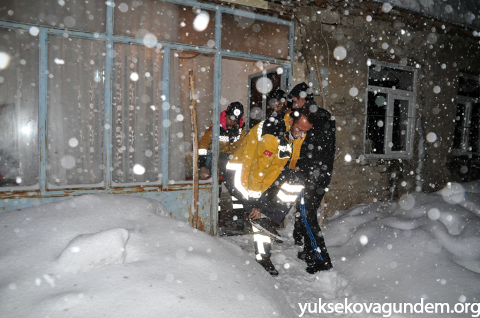 Yüksekova'da ekipler yaşlı adam için seferber oldu 12