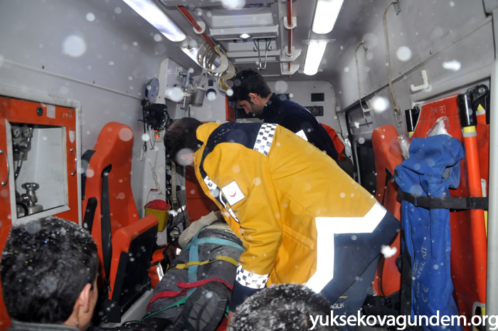 Yüksekova'da ekipler yaşlı adam için seferber oldu 14