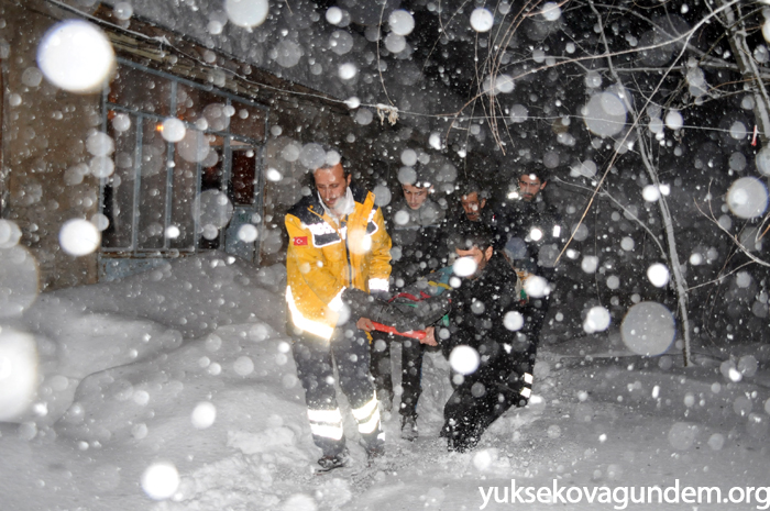 Yüksekova'da ekipler yaşlı adam için seferber oldu 20