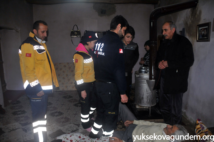 Yüksekova'da ekipler yaşlı adam için seferber oldu 21