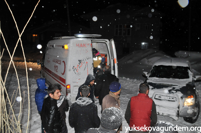 Yüksekova'da ekipler yaşlı adam için seferber oldu 23