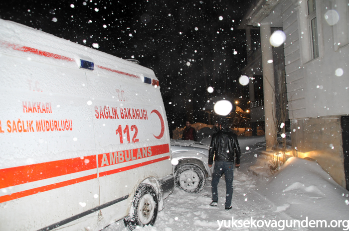Yüksekova'da ekipler yaşlı adam için seferber oldu 27
