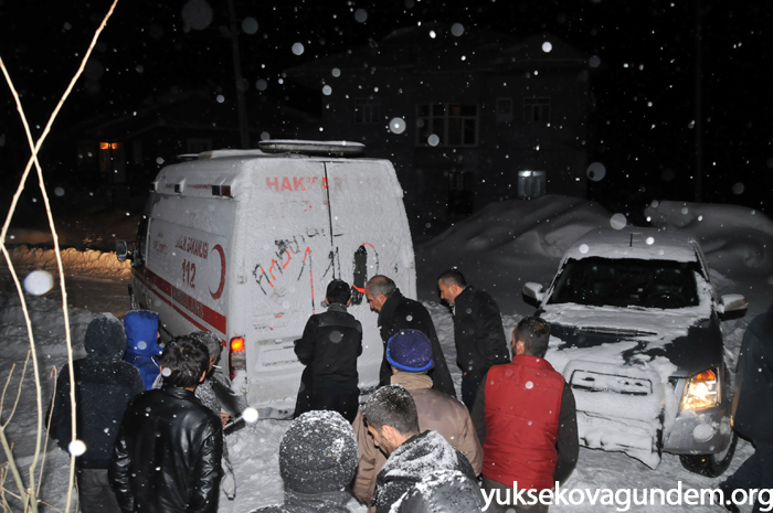 Yüksekova'da ekipler yaşlı adam için seferber oldu 28