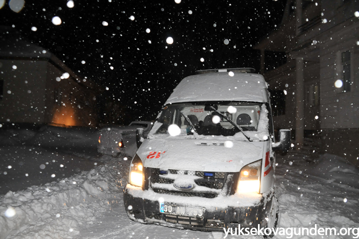 Yüksekova'da ekipler yaşlı adam için seferber oldu 5