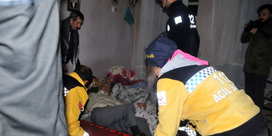 Yüksekova'da ekipler yaşlı adam için seferber oldu