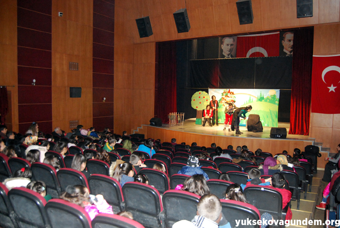 Yüksekova'da 'İki İnatçı Keçi' oyunu sahnelendi 12