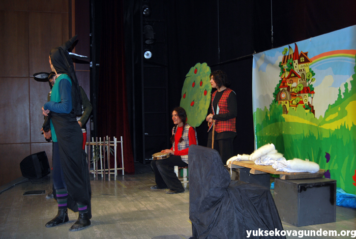 Yüksekova'da 'İki İnatçı Keçi' oyunu sahnelendi 24
