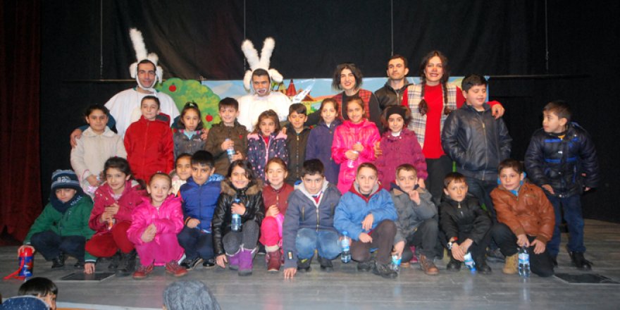 Yüksekova'da 'İki İnatçı Keçi' oyunu sahnelendi