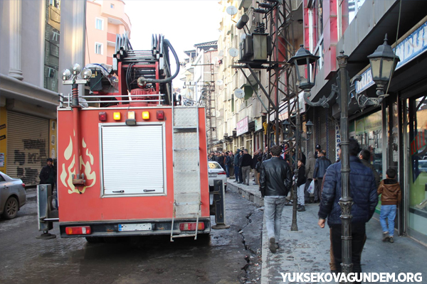 Yüksekova'da yangın, 2 kişi dumandan etkilendi 4