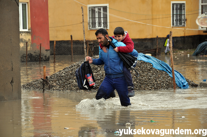 Veliler, öğrencileri sırtlarında taşıyarak okula götürdü 1