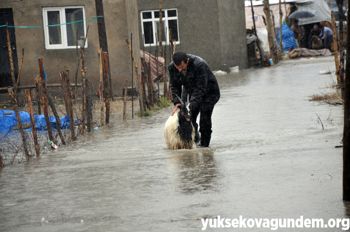Veliler, öğrencileri sırtlarında taşıyarak okula götürdü 10