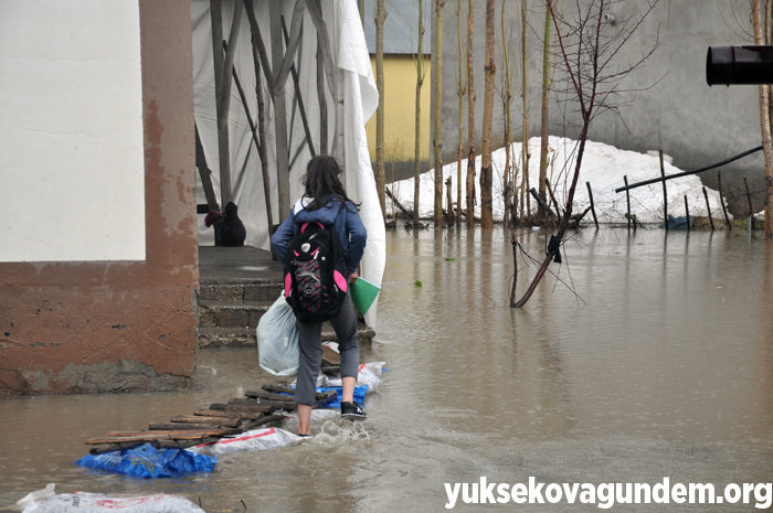 Veliler, öğrencileri sırtlarında taşıyarak okula götürdü 11