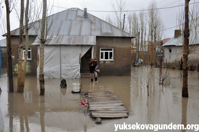 Veliler, öğrencileri sırtlarında taşıyarak okula götürdü 12