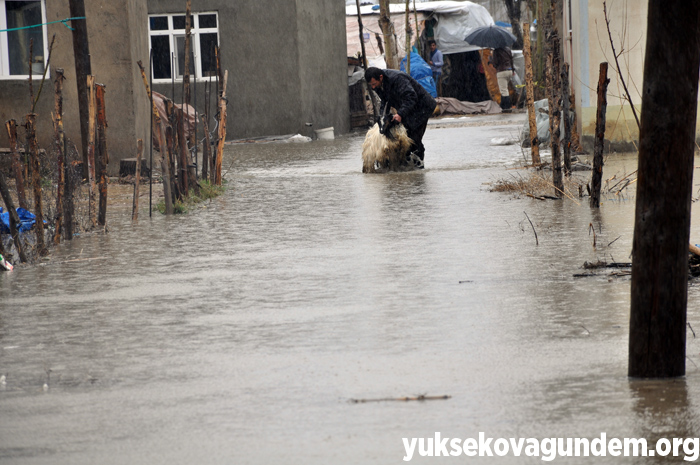 Veliler, öğrencileri sırtlarında taşıyarak okula götürdü 16