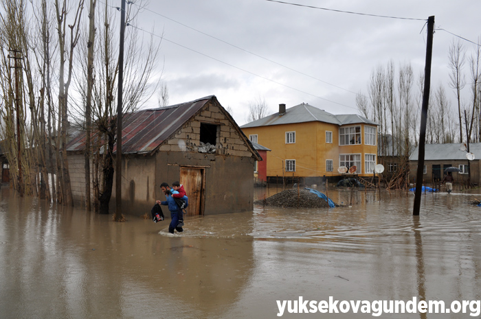 Veliler, öğrencileri sırtlarında taşıyarak okula götürdü 17