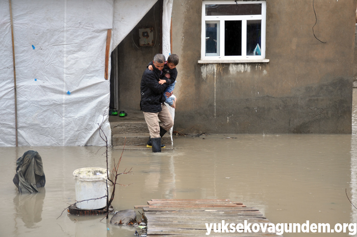 Veliler, öğrencileri sırtlarında taşıyarak okula götürdü 18