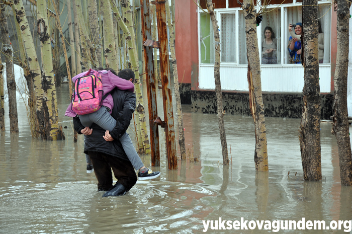 Veliler, öğrencileri sırtlarında taşıyarak okula götürdü 19