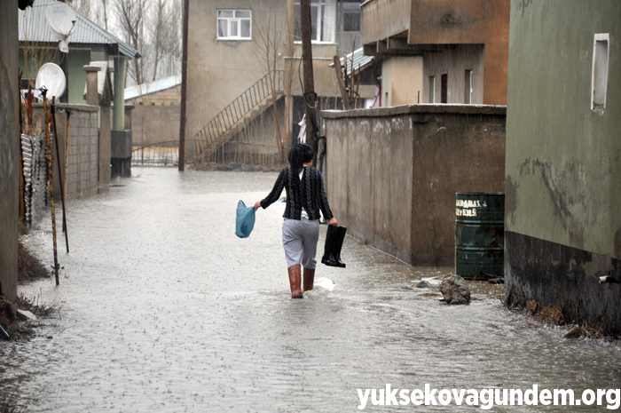 Veliler, öğrencileri sırtlarında taşıyarak okula götürdü 2